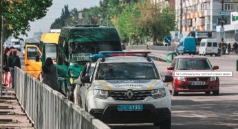 У Дніпрі маршрутка зачепила жінку на переході (відео)