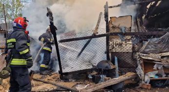 У Дніпрі тушили пожежу на території приватного домоволодіння