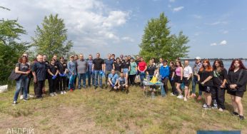 У Кам’янському прибрали сміття на “Блакитному озері” (відео)