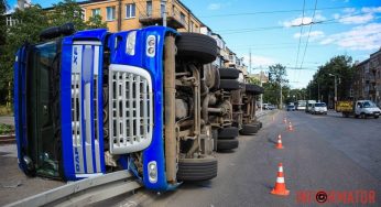 У Дніпрі перекинулась вантажівка з брухтом (відео)