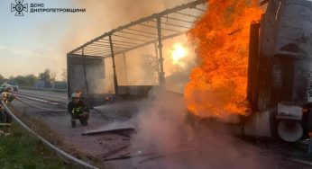 У Кам’янському районі згоріла вантажівка з причепом