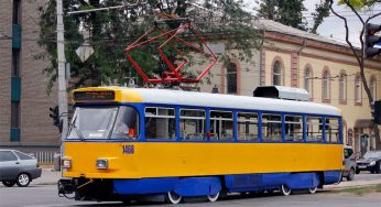 У Дніпрі школярі ризикували життям, катаючись на зчіпці трамвая