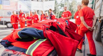 Американські партнери передали медикам Дніпровської обласної «екстренки» 3,5 тис. комплектів одягу