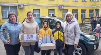 Чергову автівку на фронт передали освітяни Кам’янського