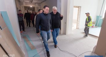 Мер Кам’янського перевірив хід ремонтних робот у найбільших лікарнях міста