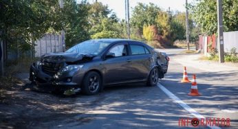 У Дніпрі Toyota врізалася в бетонний стовп
