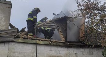 Під Кам’янським спалахнув дах будинку