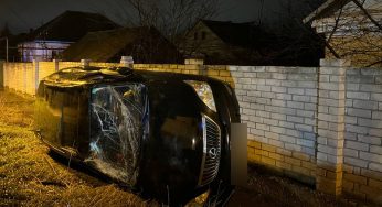 У Дніпрі підліток за кермом Lexus злетів з дороги і перекинувся