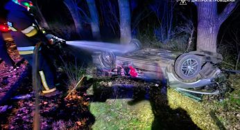 На Дніпропетровщині Mitsubishi Galant вилетів у кювет, перекинувся та згорівся