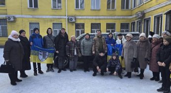 Освітяни Камʼянського передали чергову автівку нашим захисникам