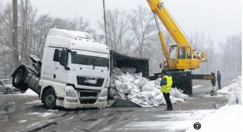 У Дніпрі перекинулася фура MAN з брикетом