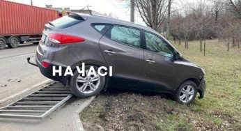 На Дніпропетровщині паркетник зіткнувся з фурою і вилетів у кювет (відео)
