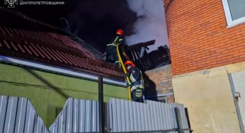 У Дніпрі загорівся двоповерховий будинок: врятовано чоловіка