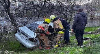 У Дніпрі Daewoo врізався у дерево: водія заблокувало в салоні