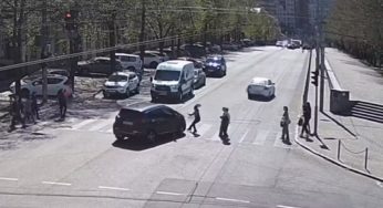 У Дніпрі пішохід “врізався” в авто (відео)