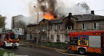 Масштабна пожежа у Дніпрі: загорівся двоповерховий багатоквартирний будинок