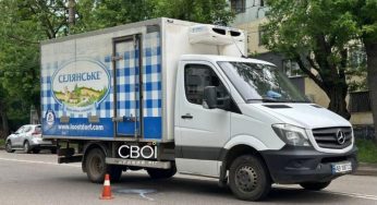 На Дніпропетровщині вантажівка Mercedes збила 17-річну дівчину (відео)