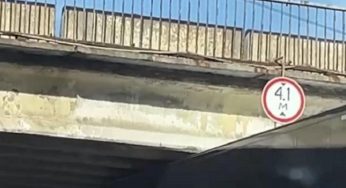 У Дніпрі фура застрягла під мостом