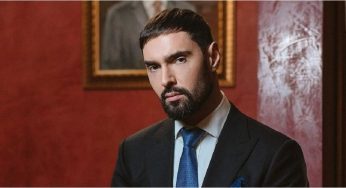 Віталій Козловський із довгим волоссям заспівав “Пінаколаду”