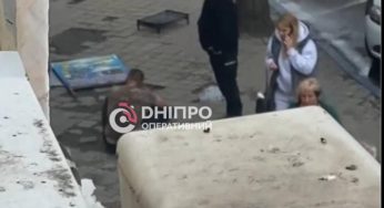 У Дніпрі неадекватний чоловік стрибнув з даху двоповерхівки (відео)