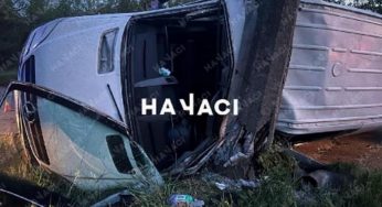 На Дніпропетровщині водій на мікроавтобусі протаранив стовп (відео)