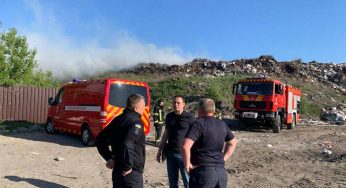 У Кам’янському рятувальники продовжують гасити сміттєзвалище