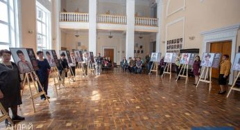 У Кам’янському до Дня матері відкрили нову частини фотовиставки «Ось мати твоя»