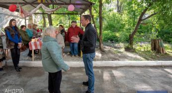 У Кам’янському до нагоди ювілея мешканцям ОСББ “Юність 39” подарували альтанку