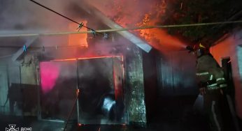 На Дніпропетровщині спалахнув гараж разом з автомобілем