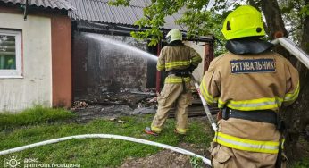 У Дніпровському районі загорілася літня кухня: врятовано чоловіка та жінку