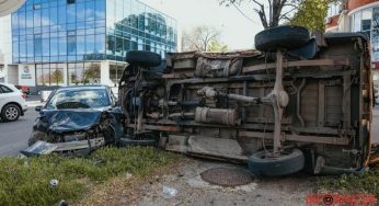 У Дніпрі «ГАЗель» газової служби зіштовхнулась з Nissan та перекинулась