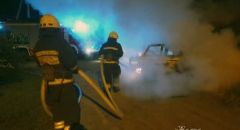 У Дніпрі на тимчасовій зупинці спалахнув автомобіль