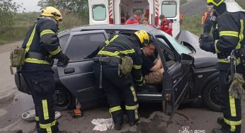 На Дніпропетровщині легковик влетів у стовп: постраждали троє чоловіків