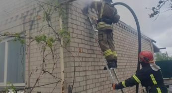 На Дніпропетровщині загорівся дах житлового будинку