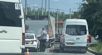 У Дніпрі сталася ДТП за участі вантажівки (відео)