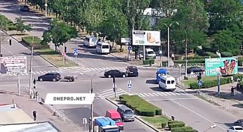 На лівобережжі Кам’янського у ДТП потрапив бус із дитиною (відео)