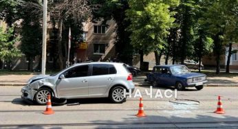 На Дніпропетровщині на трамвайній колії зіштовхнулись “Жигулі” і Volkswagen: є постраждалі