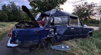 На Дніпропетровщині ВАЗ врізався у стовп: постраждав водій