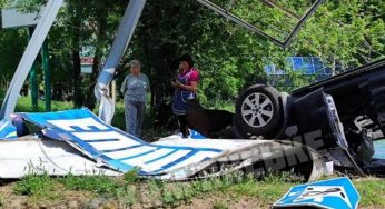 У Кам’янському Ford врізався у у бігборд і перекинувся