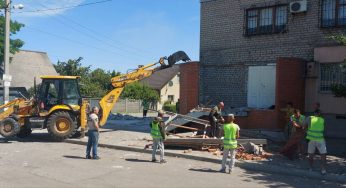 У Кам’янському знесли самовільно встановлені МАФи (фото)