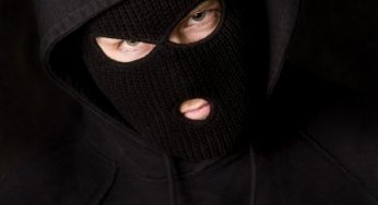 У Дніпрі пограбували чоловіка: поліція розшукує свідків (відео)