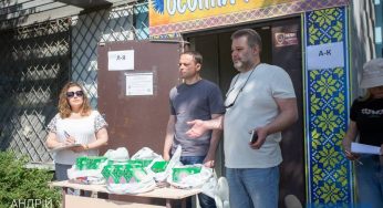 У Кам’янському родинам із дітьми передали гуманітарну допомогу (відео)