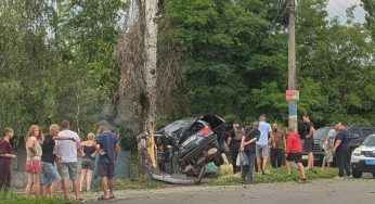 Смертельна ДТП у Кам’янському: водій на BMW врізався в дерево та огорожу
