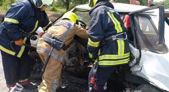 Жорстка ДТП під Кам’янським: рятувальники дістали чоловіка з пошкодженого авто