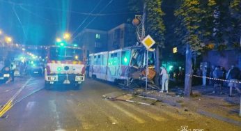 На Дніпропетровщині трамвай зійшов з рейок та врізався у дерево: є постраждалі