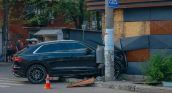 У Дніпрі Audi зіткнувся з таксі Geely та врізався у МАФ