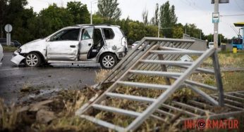 У Дніпрі біля Льодової арени Mitsubishi втратила керування та знесла паркан