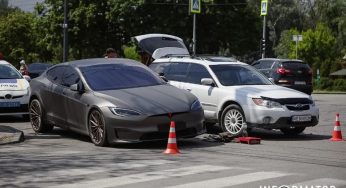 У Дніпрі зіштовхнулись Tesla та Nissan таксі Opti