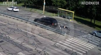 У Дніпрі BMW збив жінку на переході (відео)