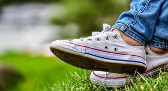 Як вивести плями від трави з одягу: 4 перевірені способи
